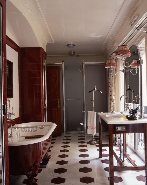 Бордовая ванная в парижском стиле