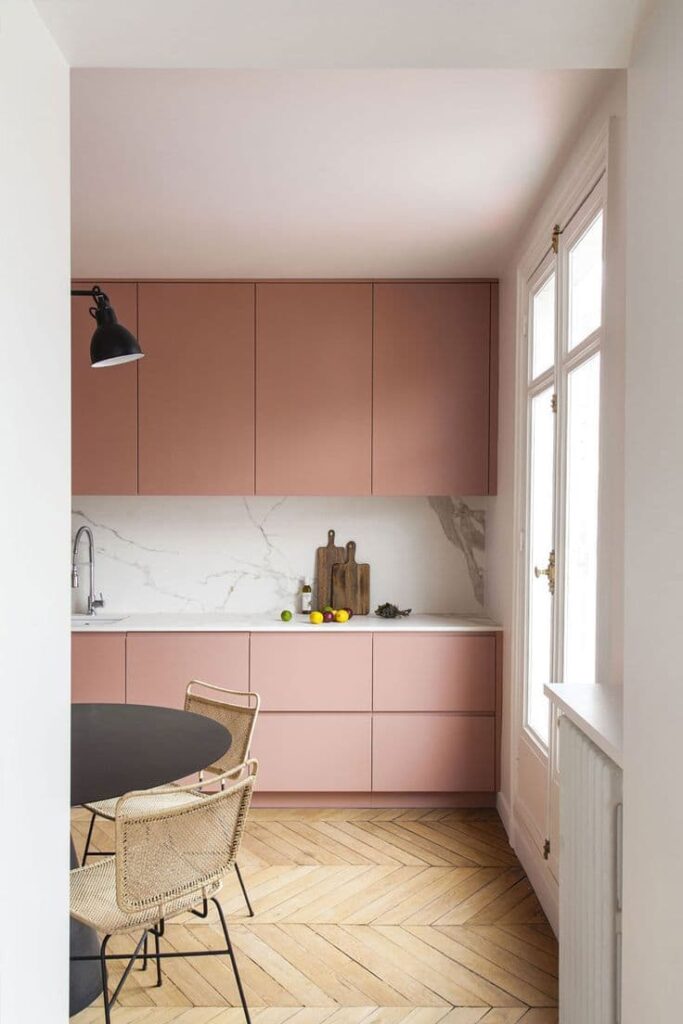 розовая кухня в 1-комнатной квартире