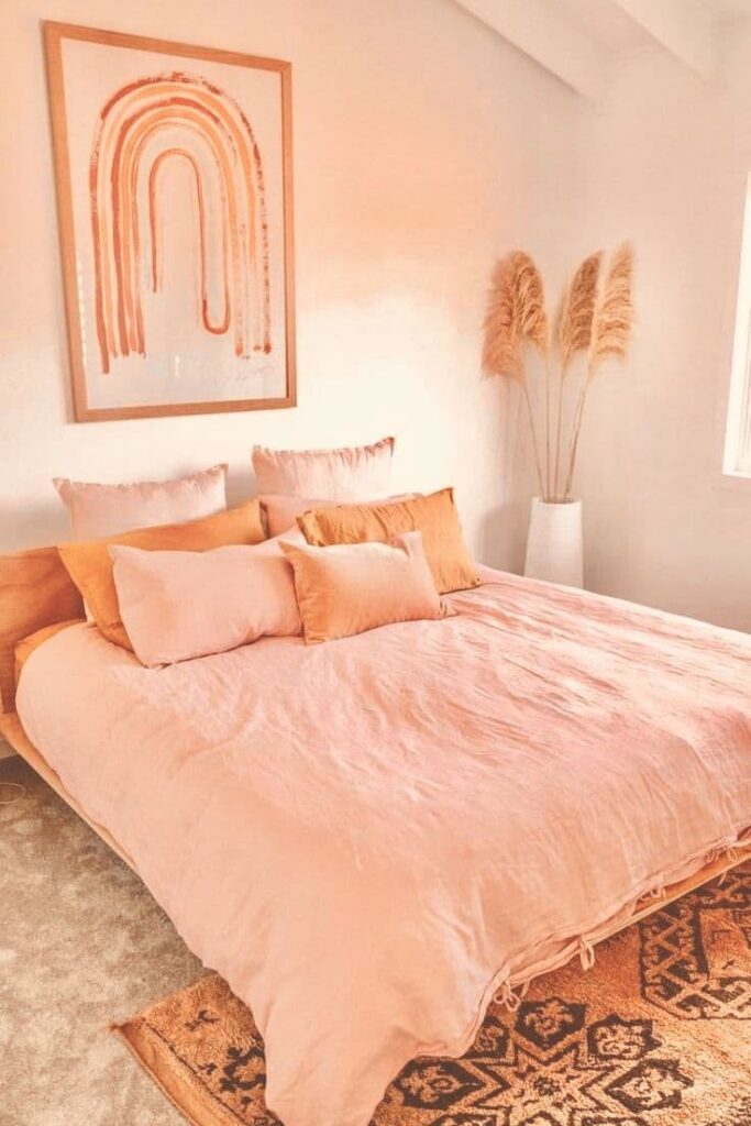 спальня в персиковых тонах
