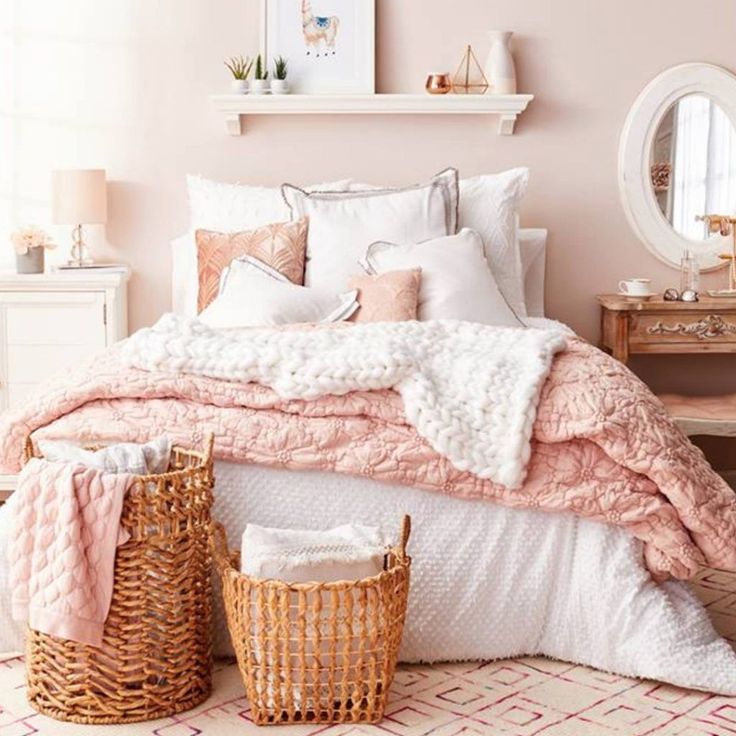симпатичная бело-розовая спальня