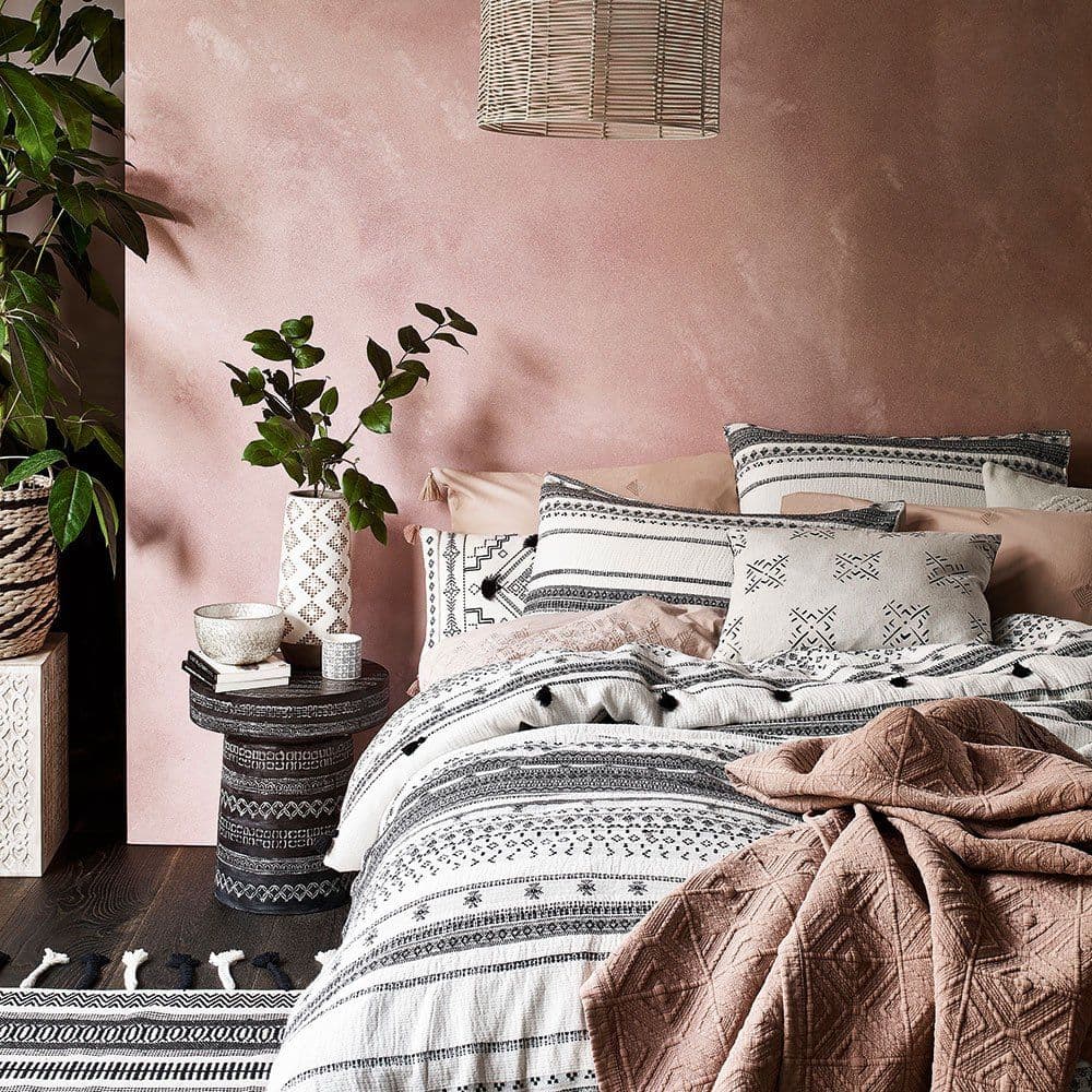 классическая бело-розовая спальня