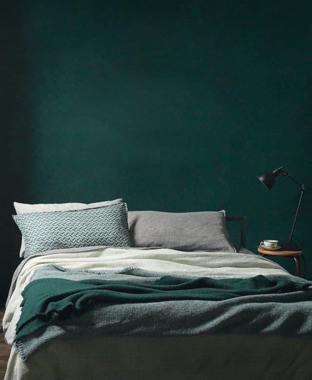 неотразимая темно-зеленая спальня