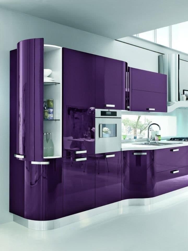уникальный дизайн фиолетовой кухни