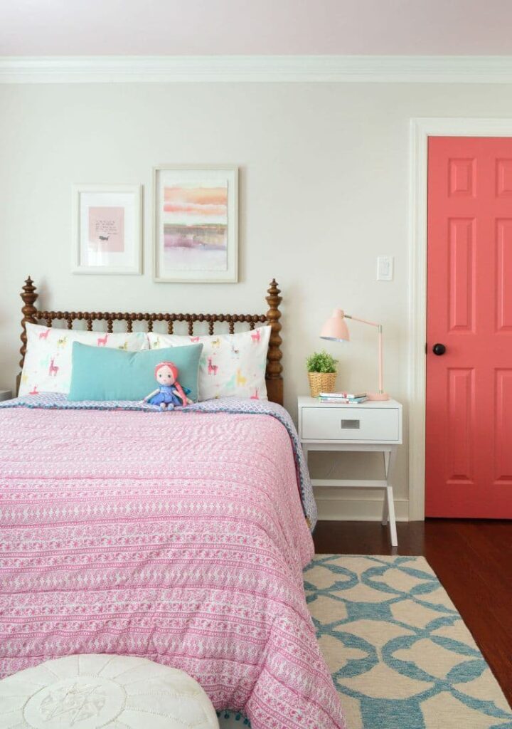 бело-розовая детская в двухкомнатной квартире