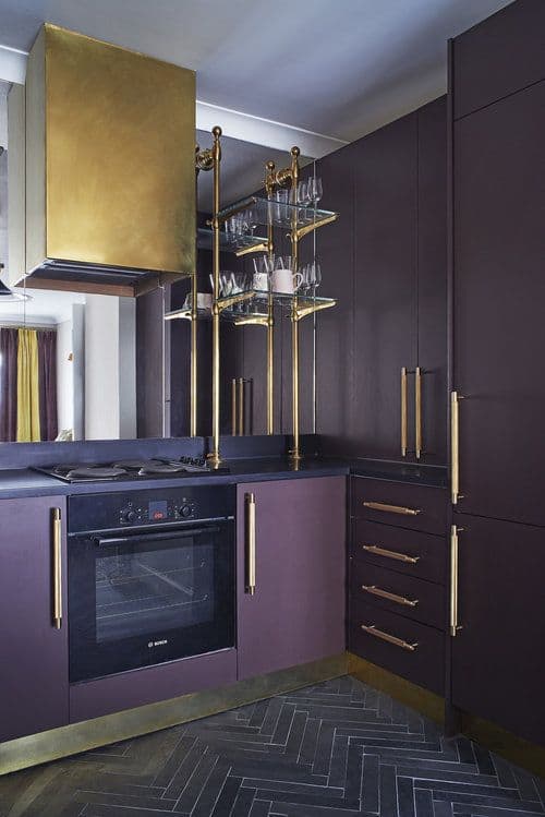 фиолетовая кухня в 2-комнатной квартире