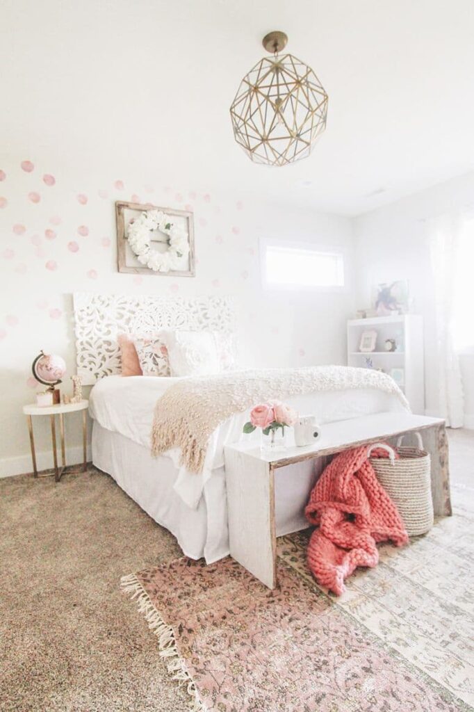 испанская бело-розовая спальня