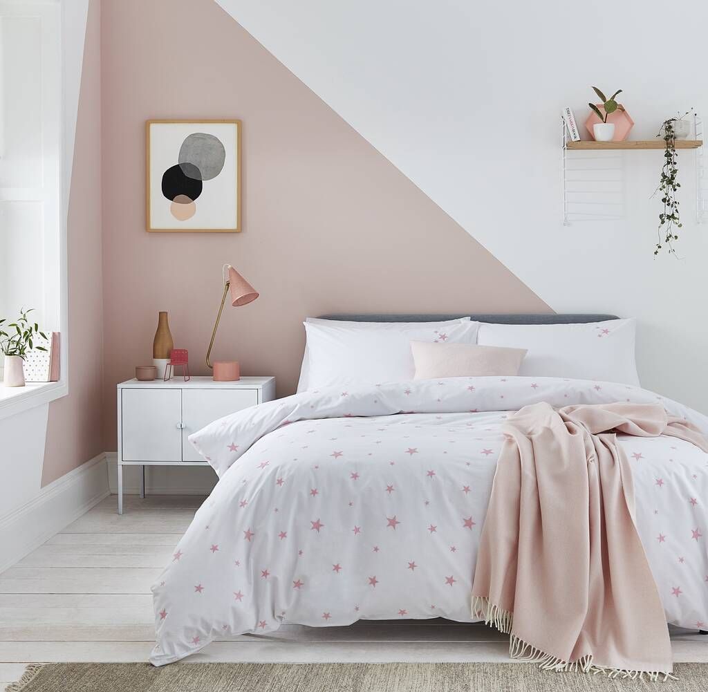 красивая бело-розовая спальня