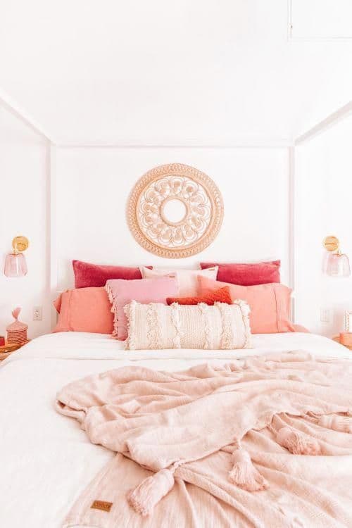 спальня в бело-розовых тонах