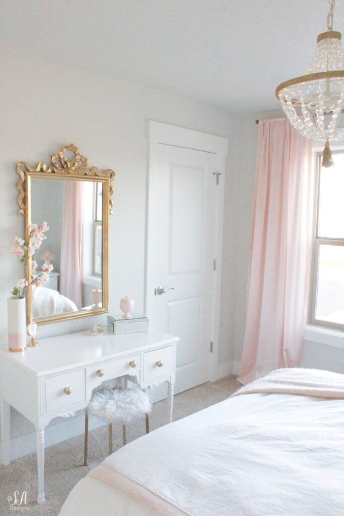 бело-розовая спальня в частном доме