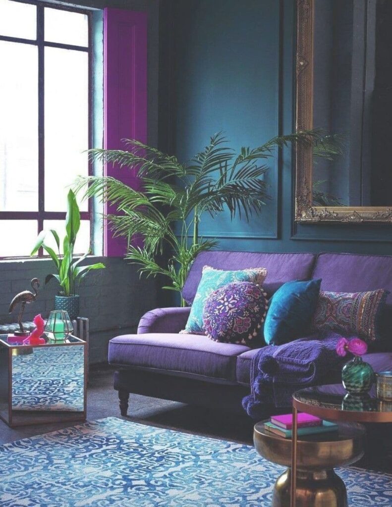 фиолетовая гостиная в однокомнатной квартире