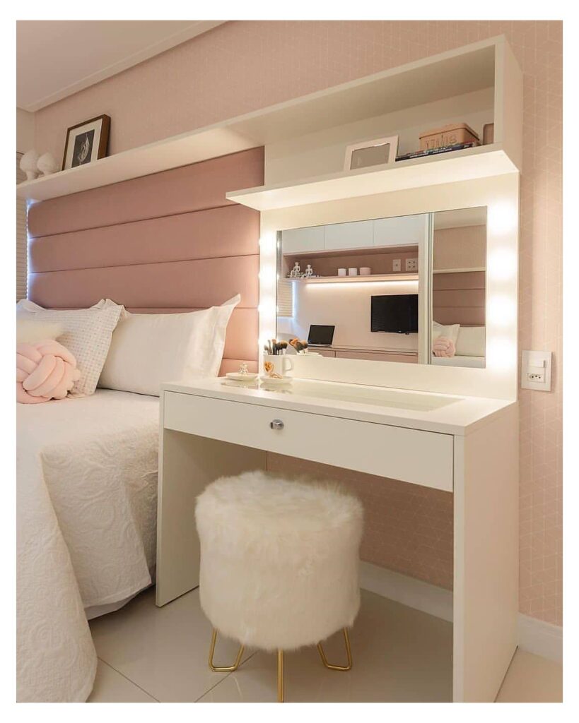 светлая бело-розовая спальня