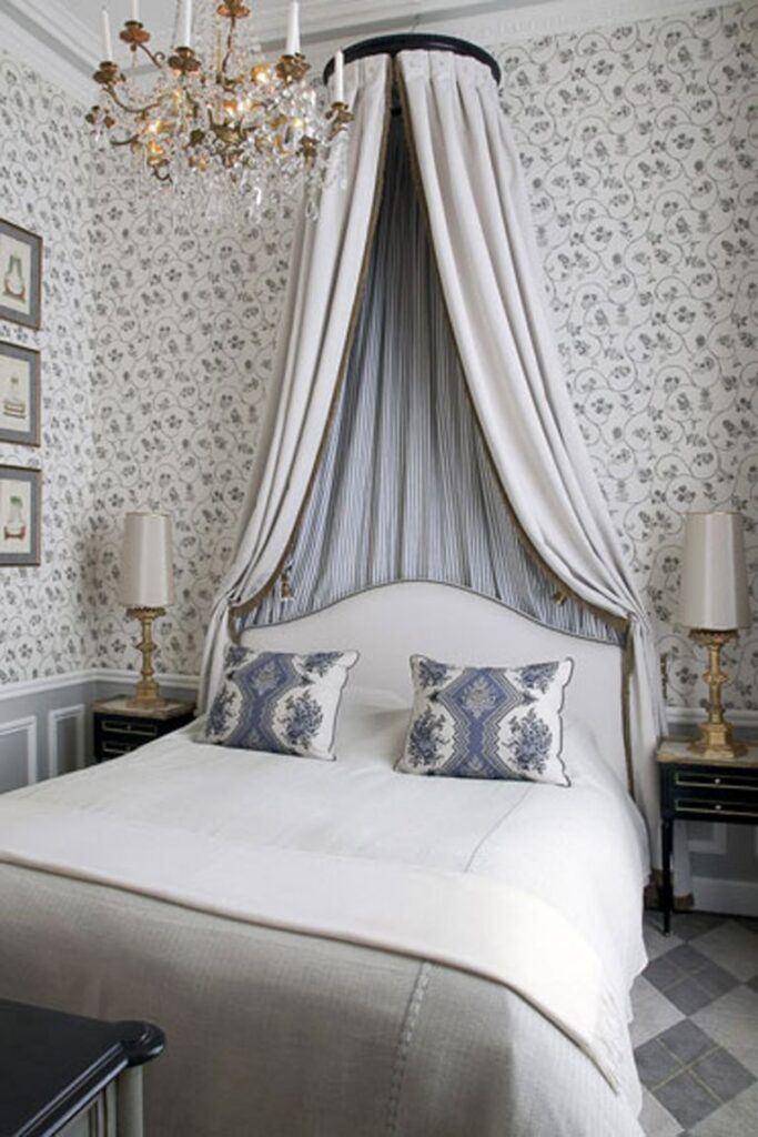 благородная во французском стиле спальня