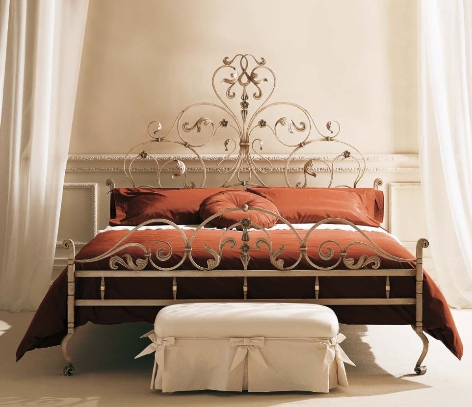 очаровательная в стиле барокко спальня