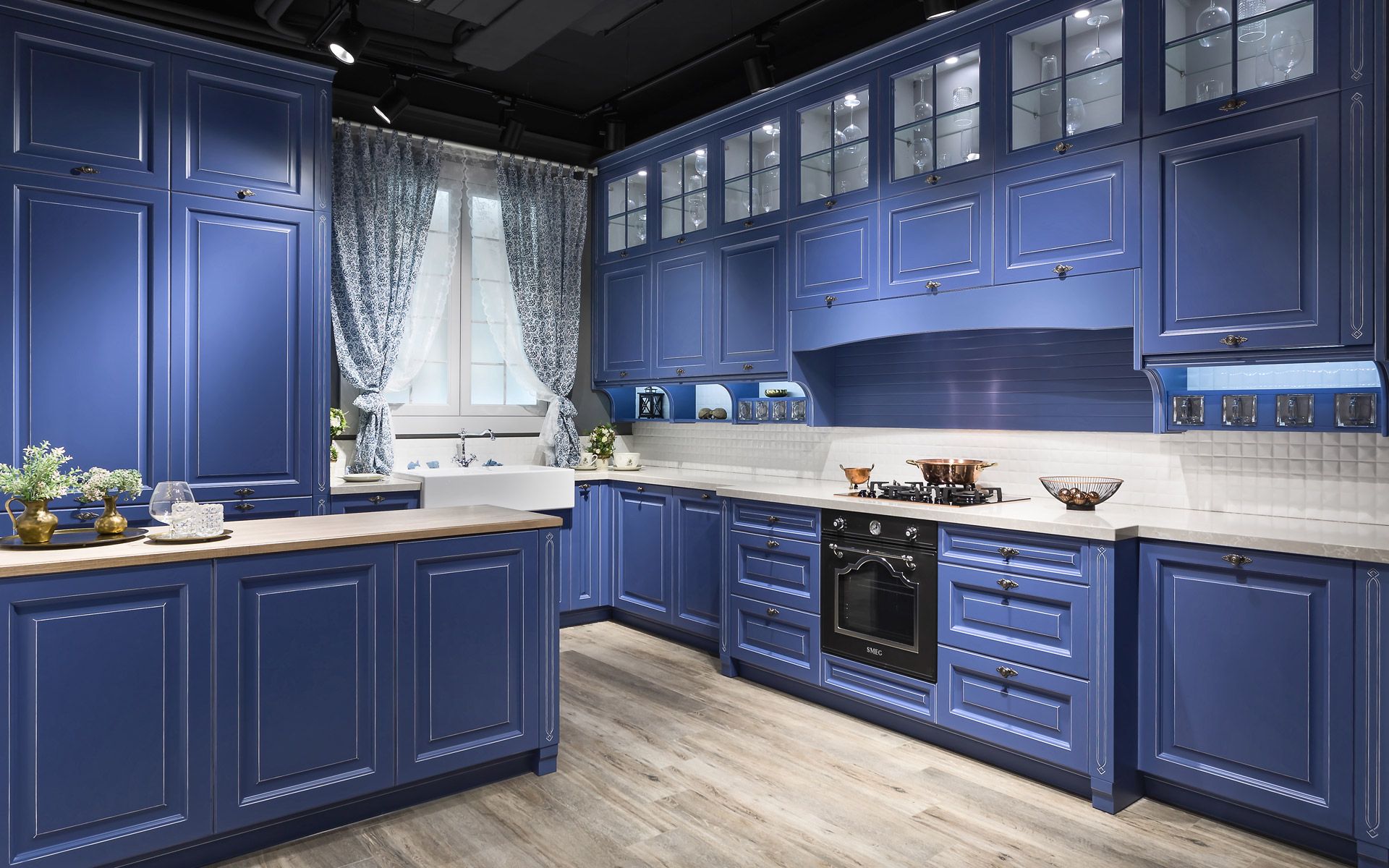 элегантная синяя кухня