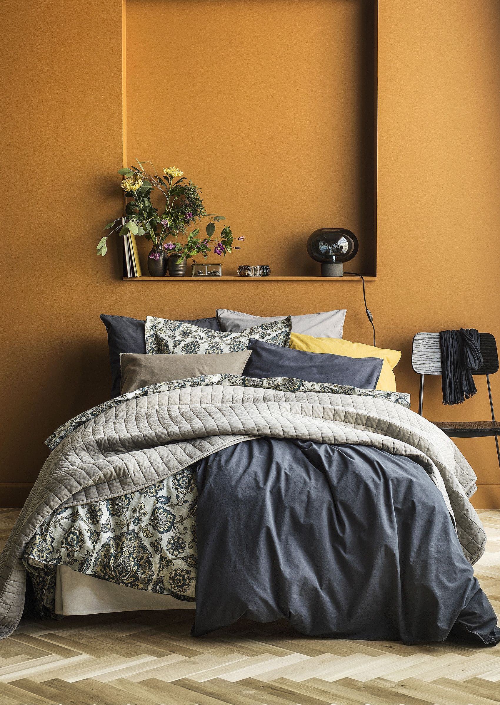 голландская в цвете охра спальня