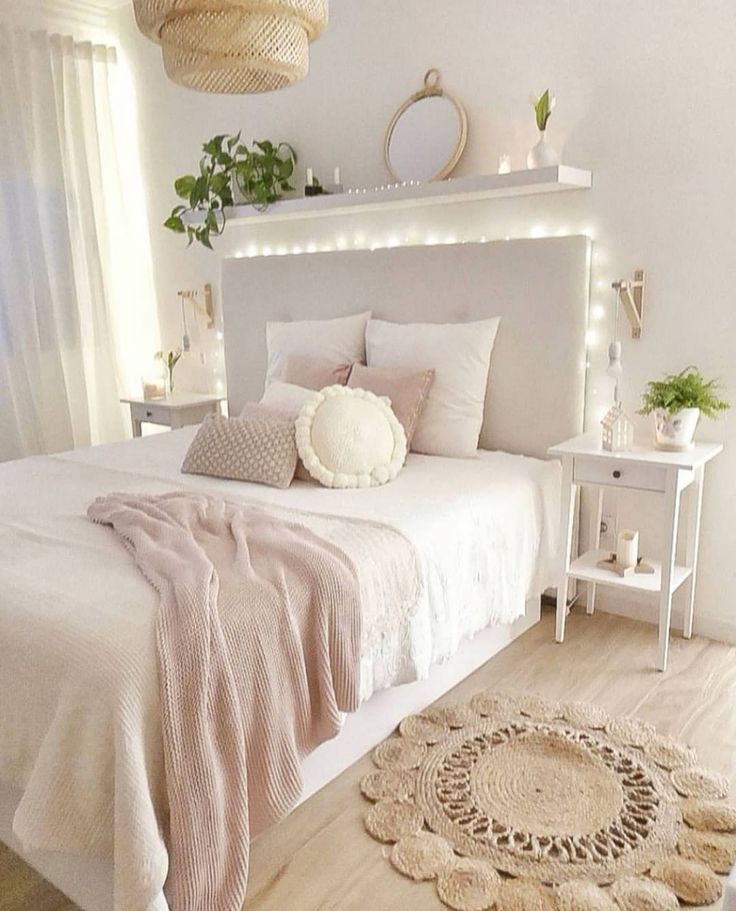 необычная пудровая спальня