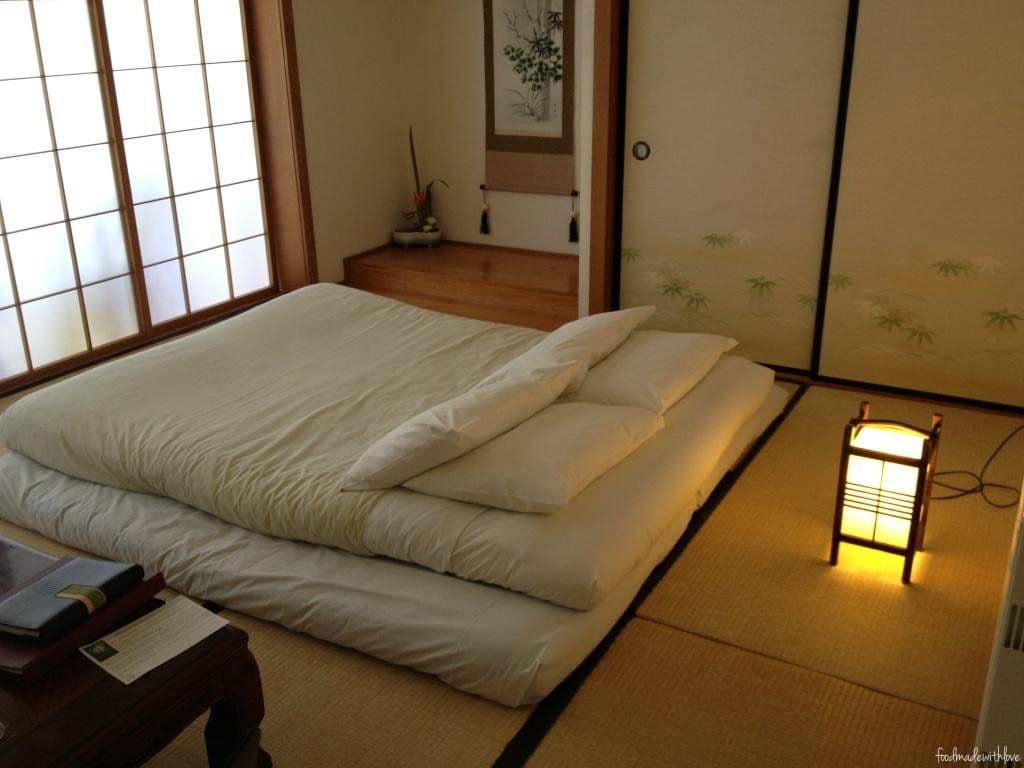 необычная в японском стиле спальня