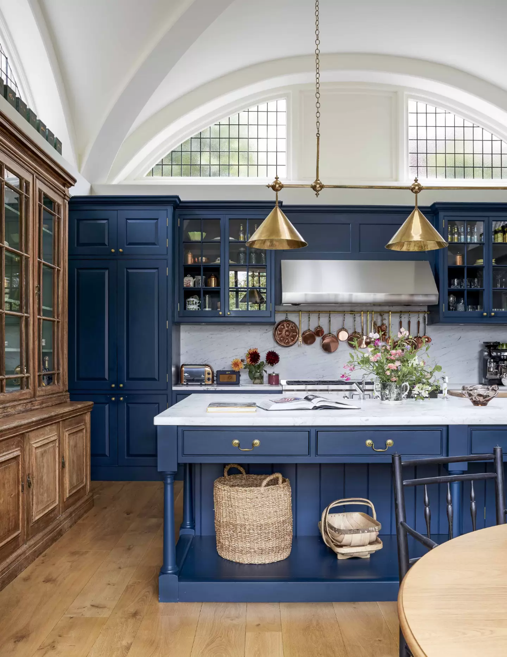 синяя кухня в коттедже