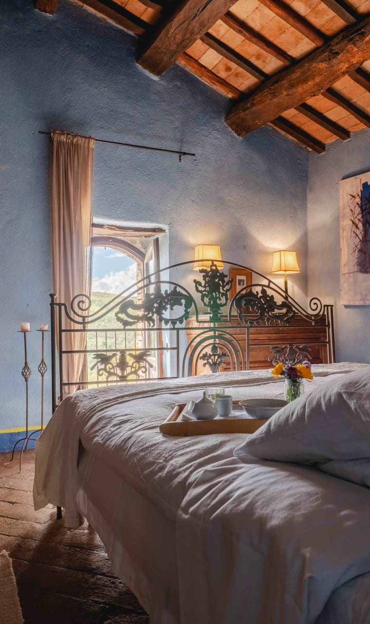 необычная в итальянском стиле спальня