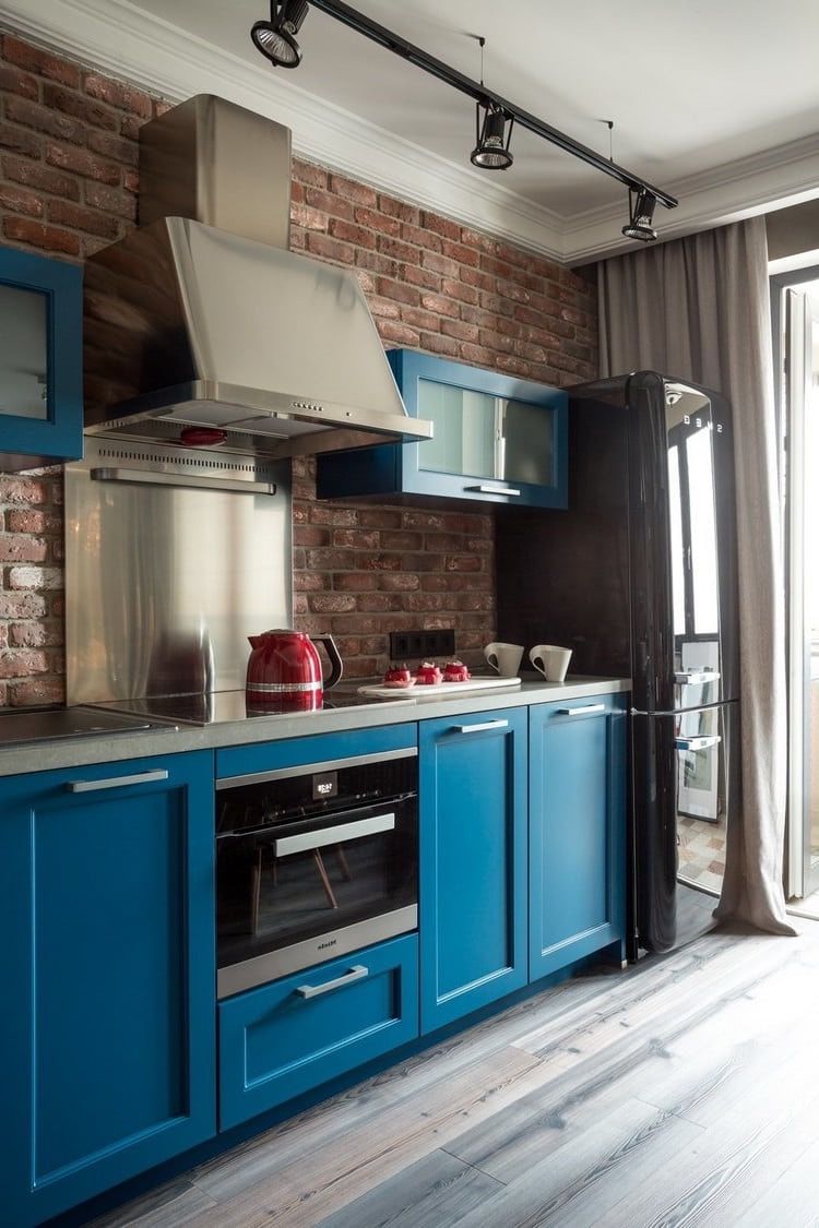 синяя кухня в частном доме