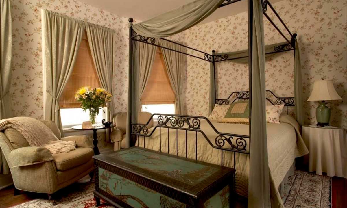 большая в викторианском стиле спальня