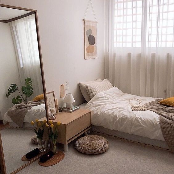 приятная в стиле минимализм спальня