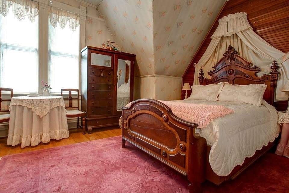 в викторианском стиле спальня в 2-комнатной квартире