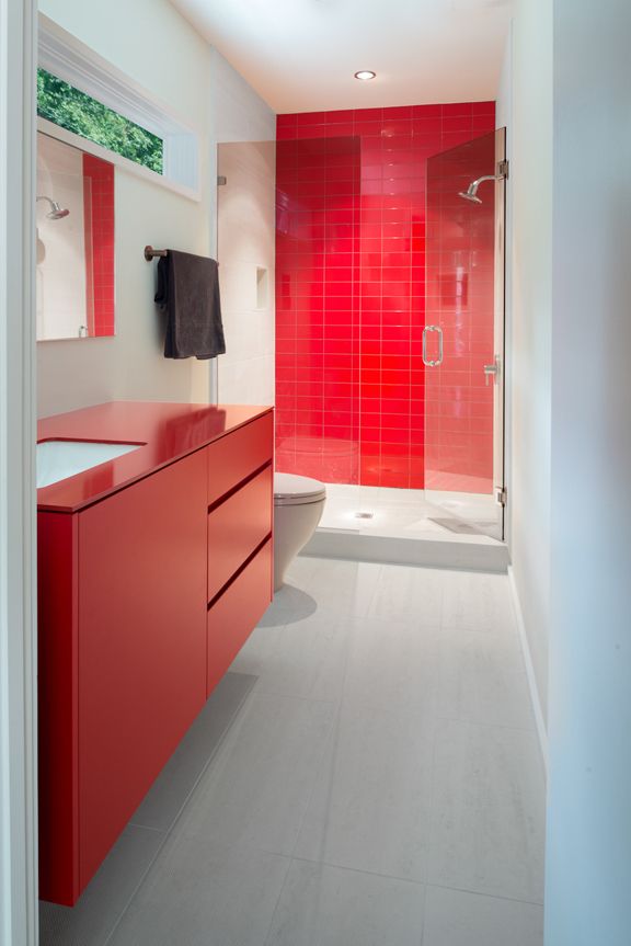 красная ванная в двухкомнатной квартире