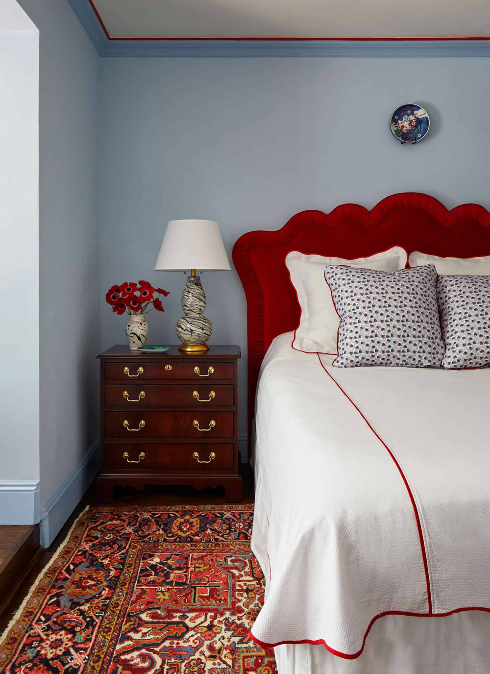 необычная красная спальня