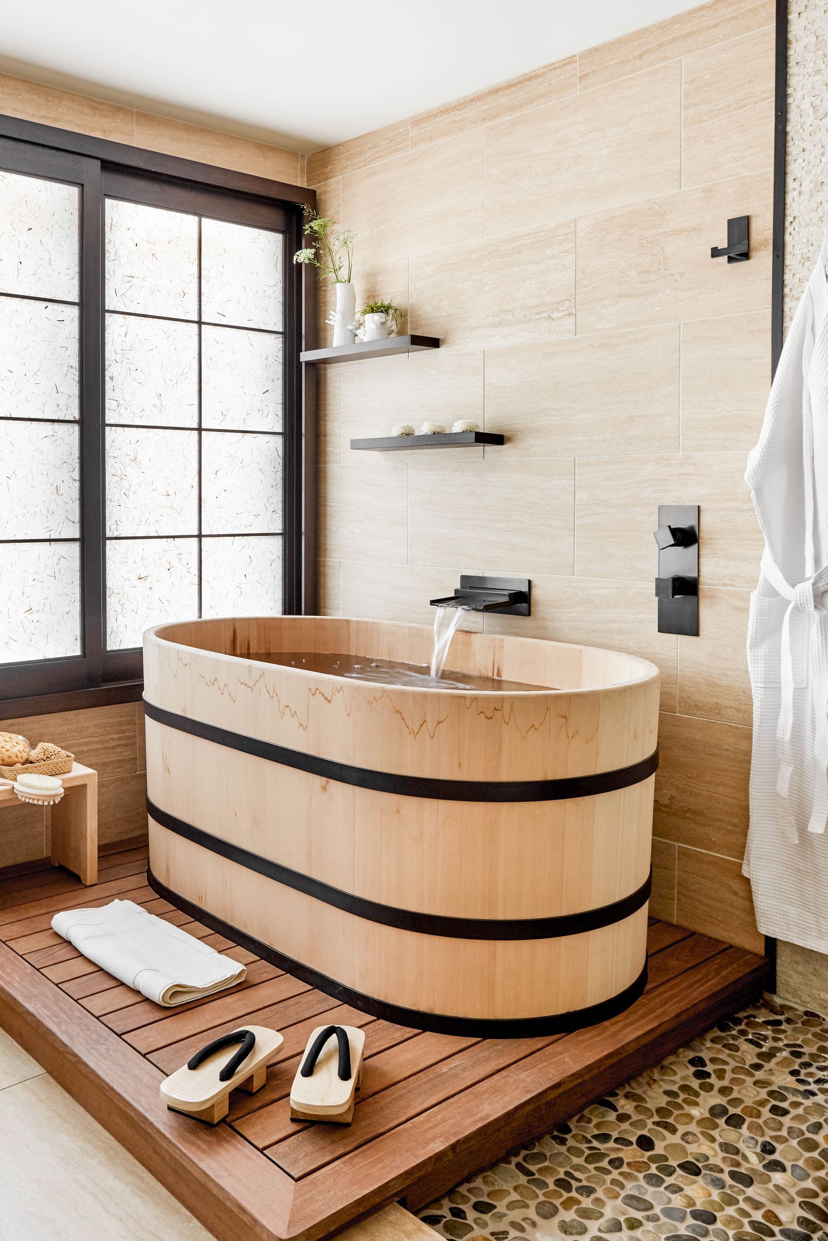 чистая в японском стиле ванная