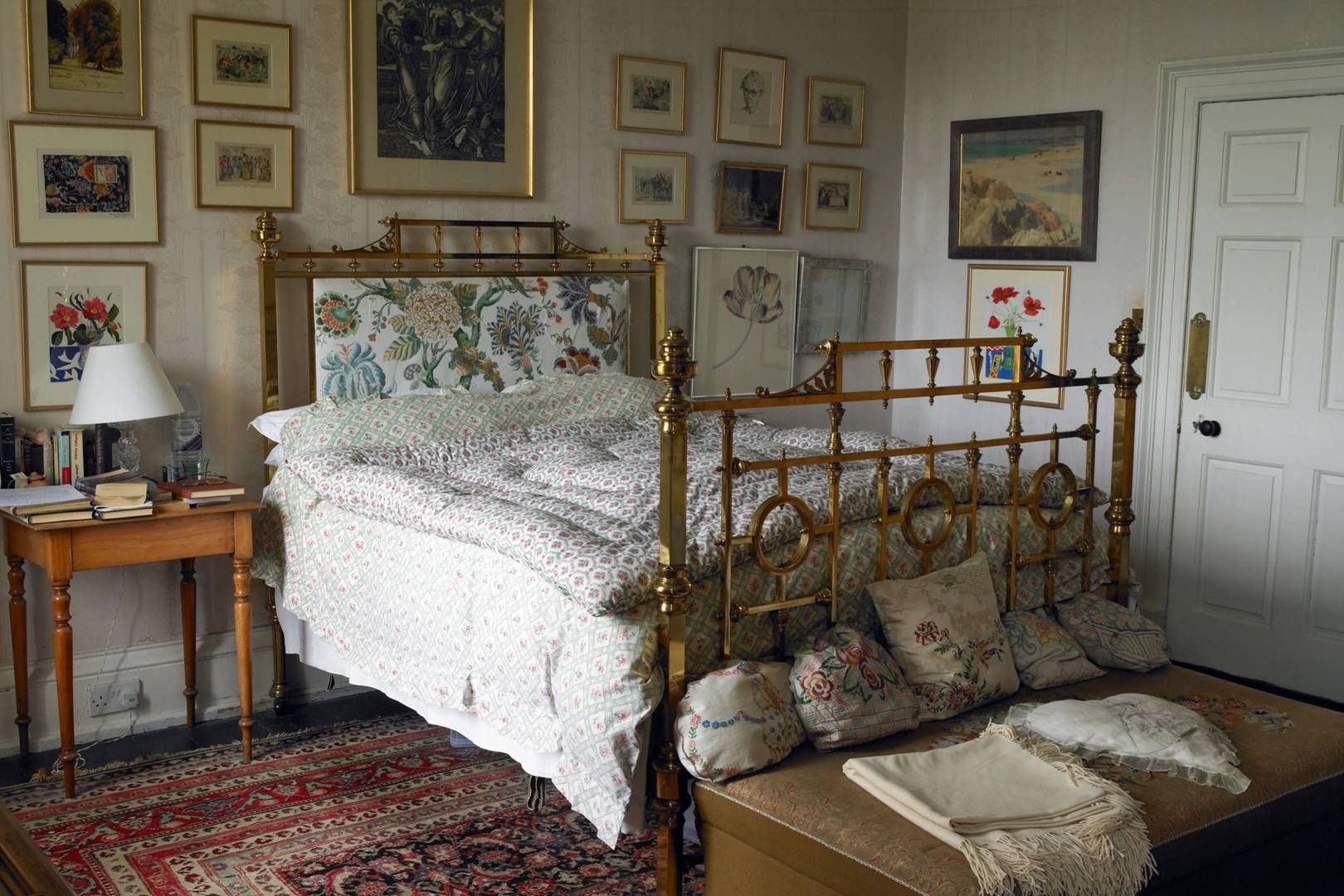 необычная в викторианском стиле спальня