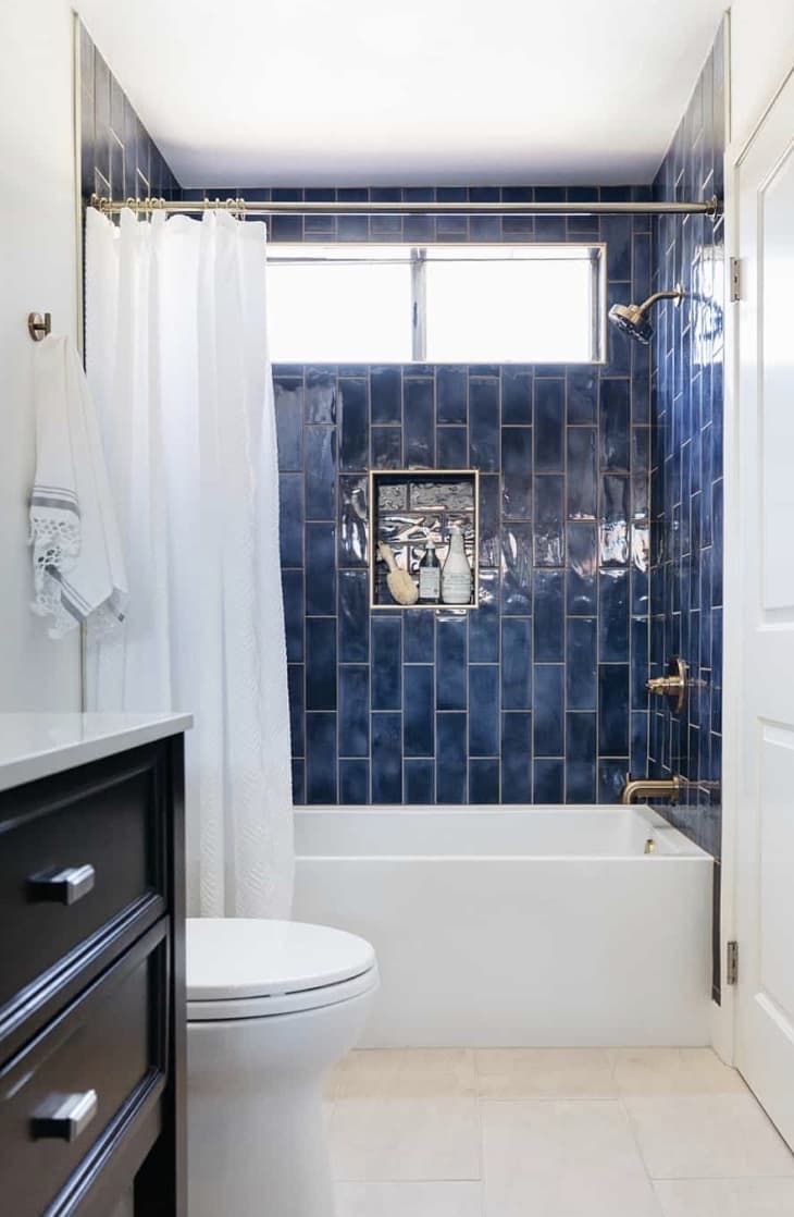 синяя ванная в однокомнатной квартире