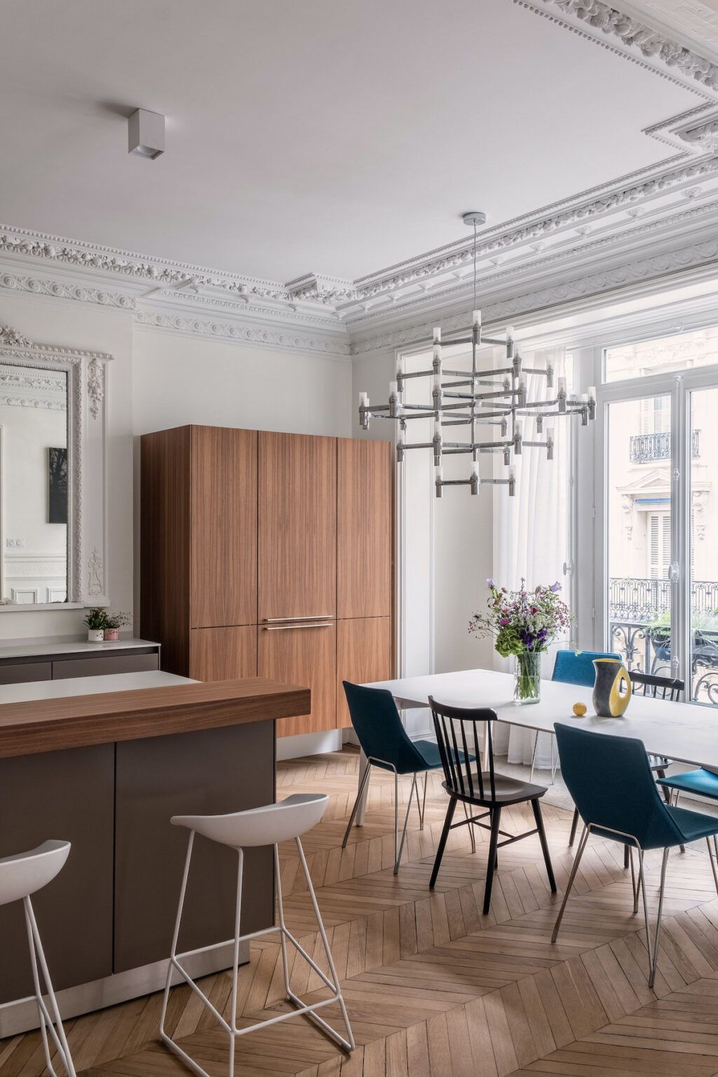 в парижском стиле кухня в трехкомнатной квартире