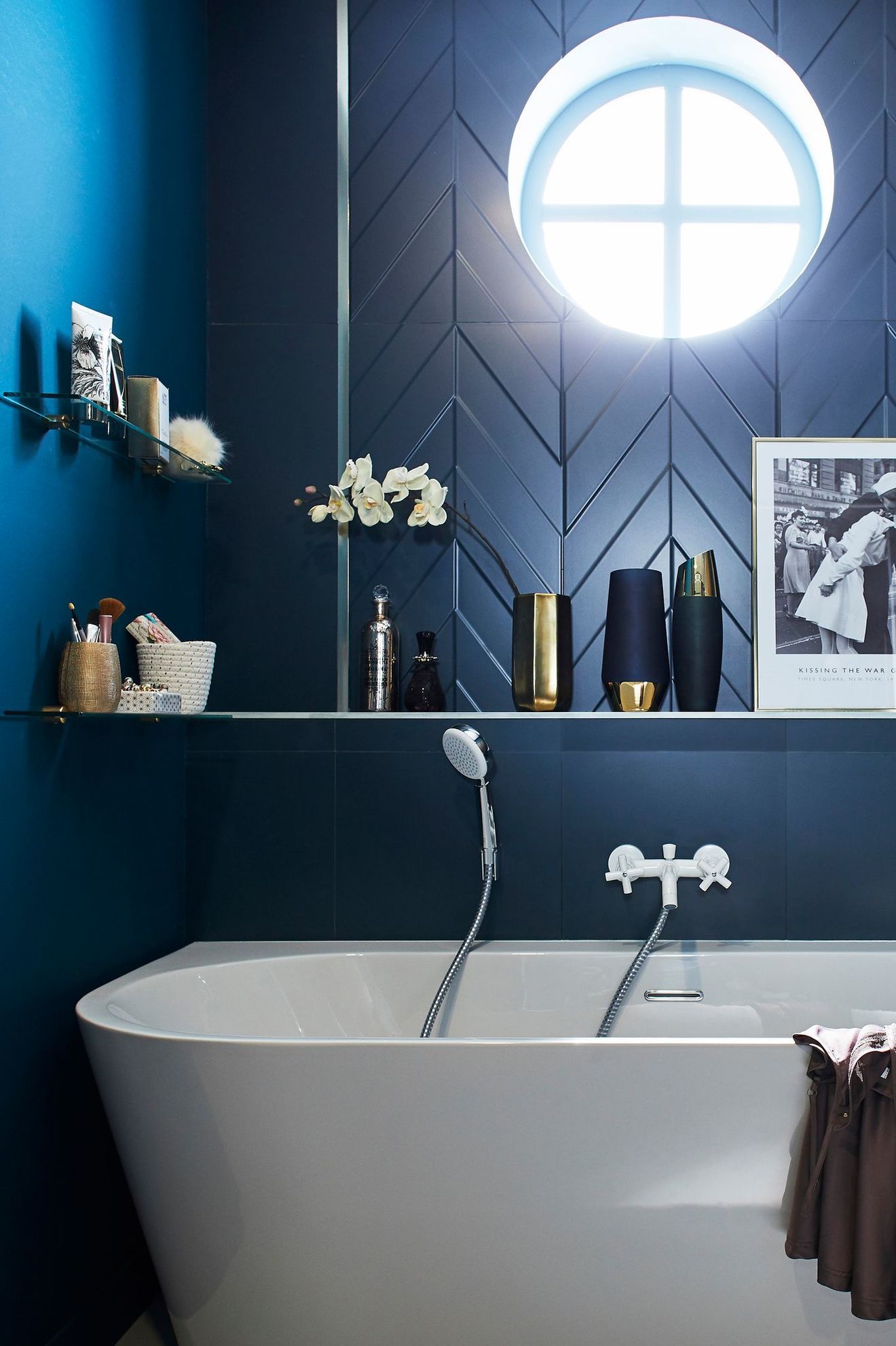 синяя ванная в двухкомнатной квартире