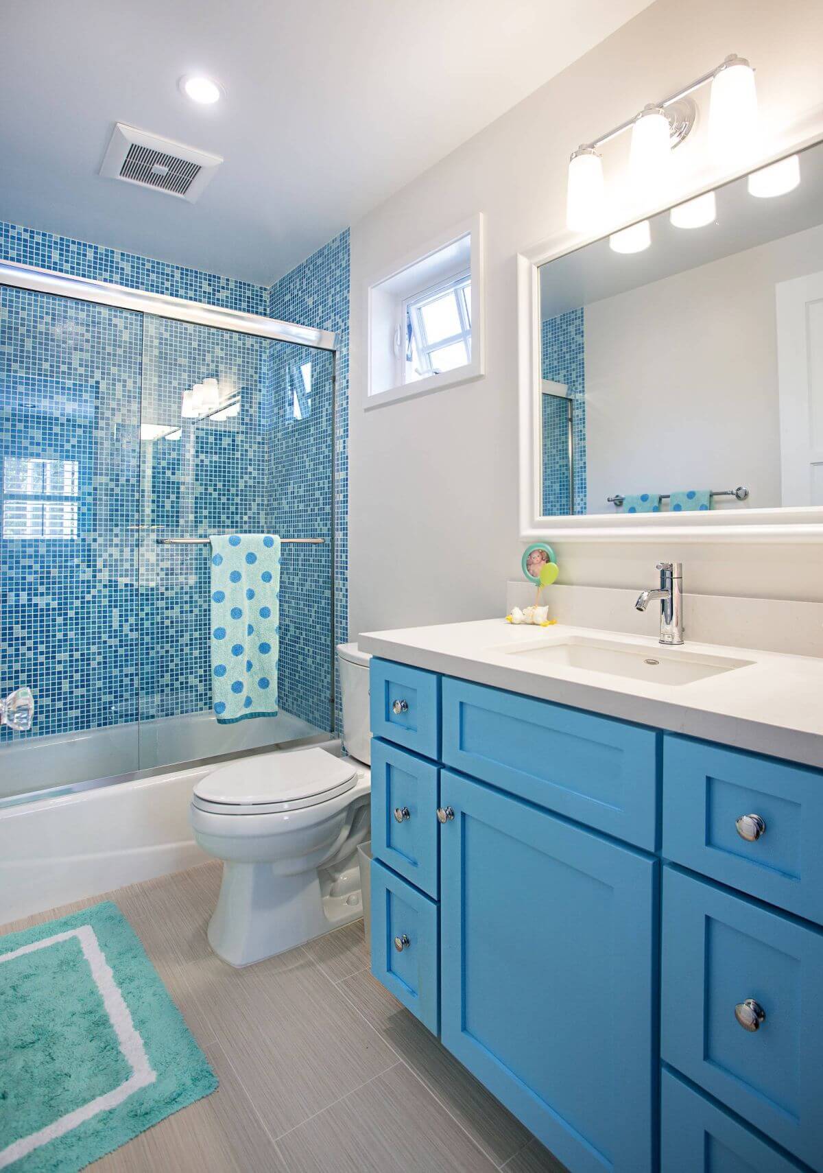 голубая ванная в двухкомнатной квартире