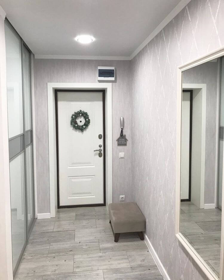 белый коридор в 2-комнатной квартире