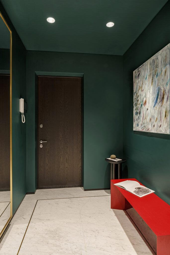 зеленый коридор в двухкомнатной квартире