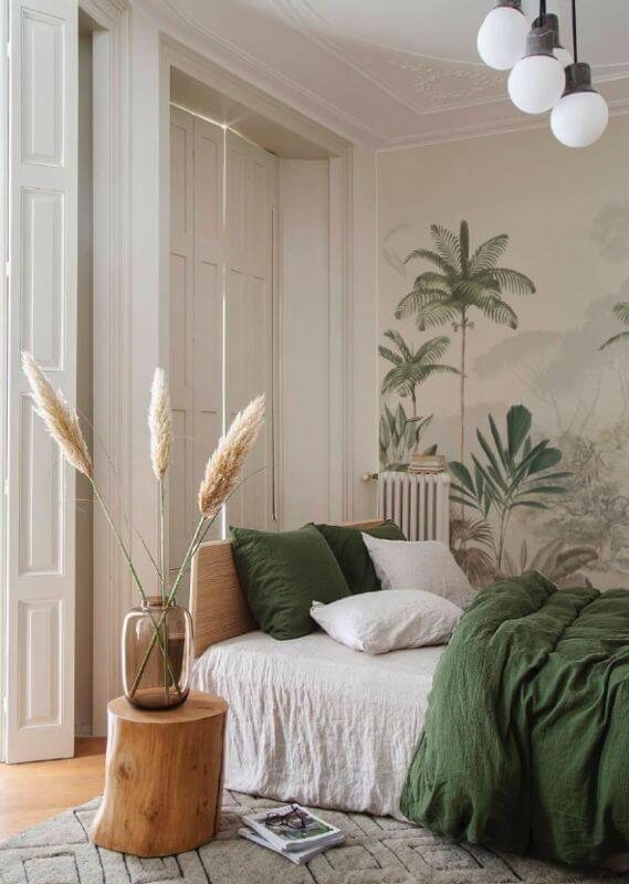светлая в тропическом стиле спальня
