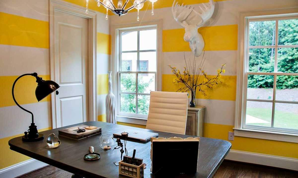 яркий желтый кабинет в доме