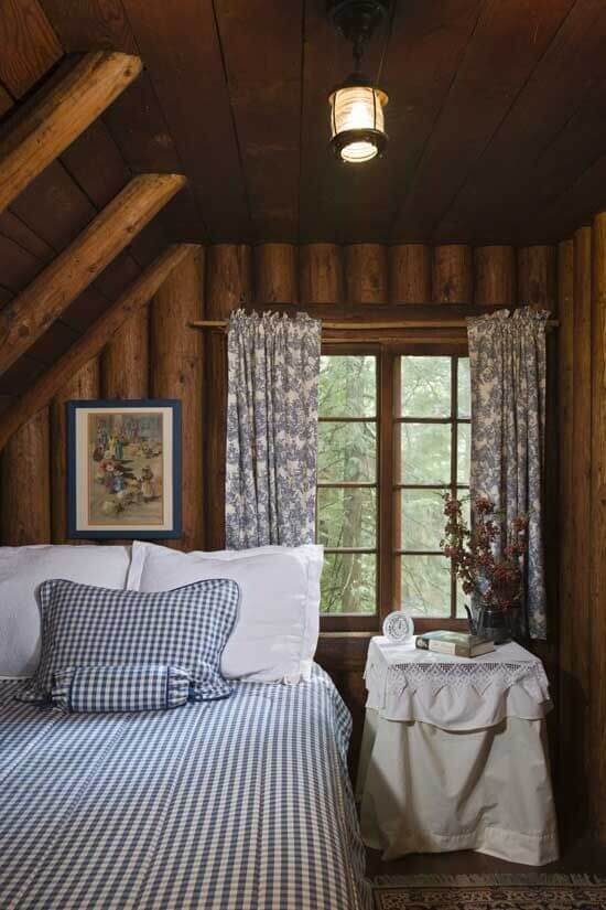 великолепная в деревенском стиле спальня