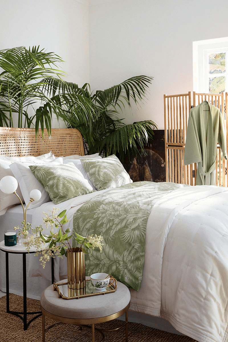 великолепная в тропическом стиле спальня