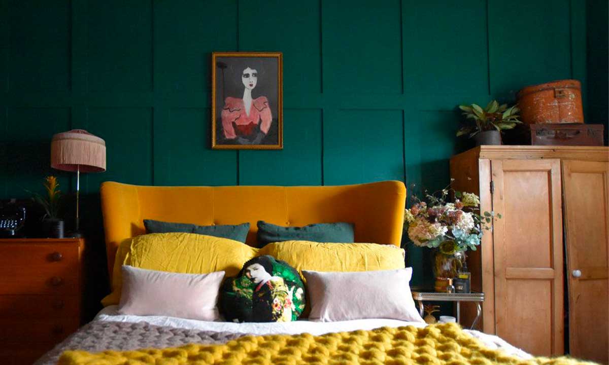 Горчичная кровать. Зеленая спальня. Горчичный и зеленый в интерьере. Горчичный с зеленым в интерьере спальни. Спальня в горчичном цвете.