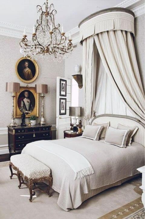 чистая в парижском стиле спальня