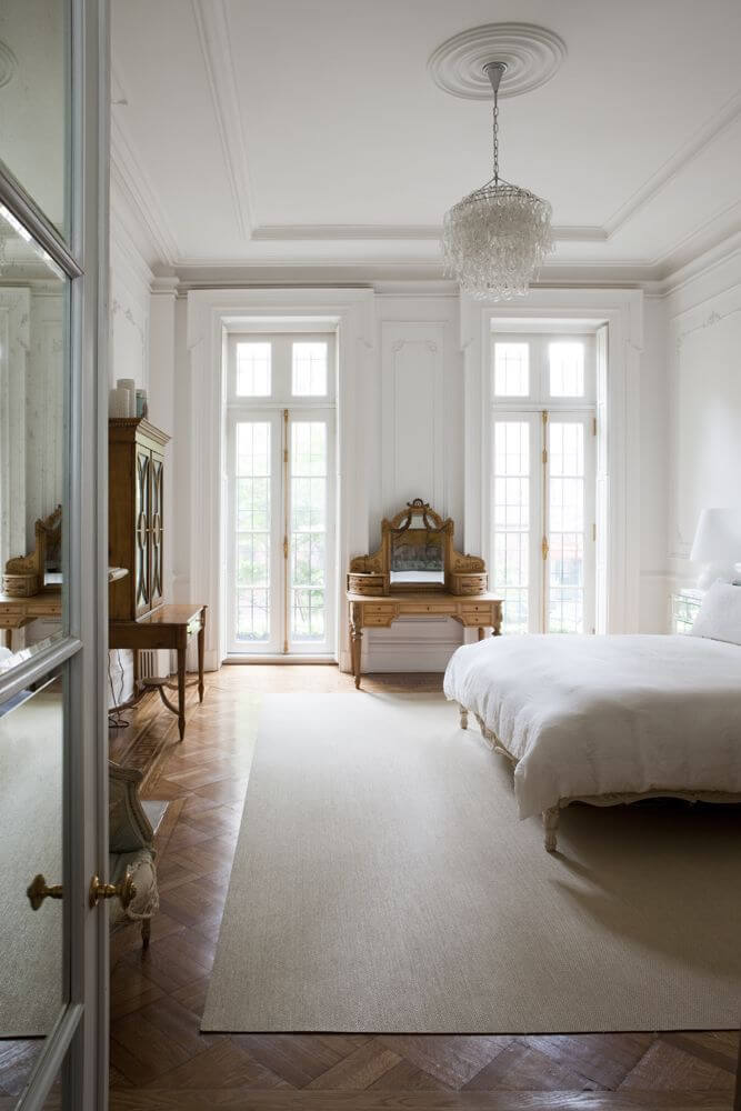 приятная в парижском стиле спальня