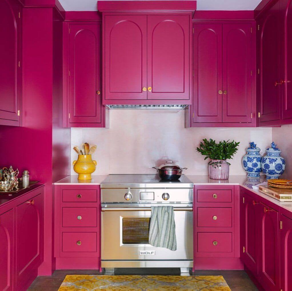 пурпурная кухня в квартире
