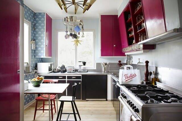 пурпурная кухня в 3-комнатной квартире