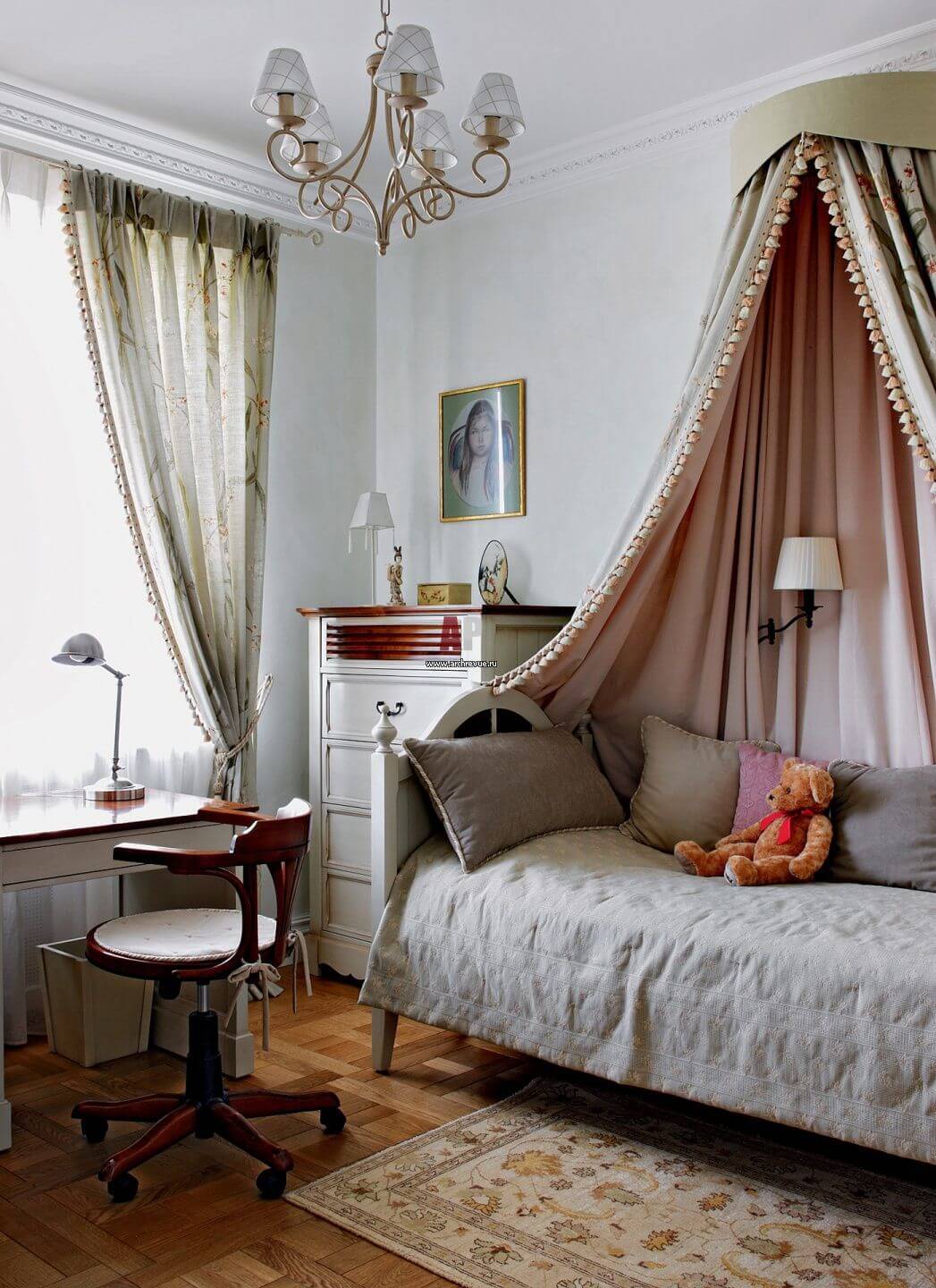 в парижском стиле спальня в однокомнатной квартире