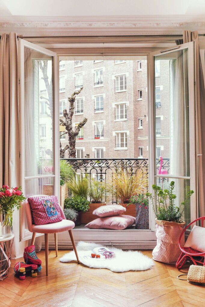 парижский розовый балкон