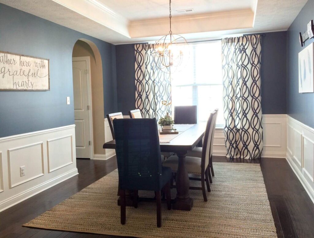 синяя столовая в однокомнатной квартире
