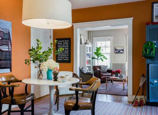 оранжевая столовая в трехкомнатной квартире